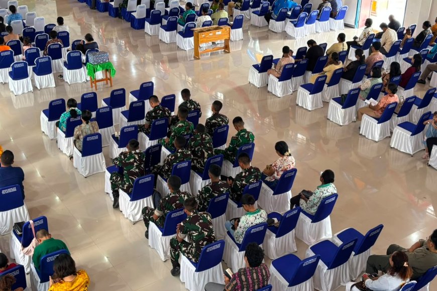 Perkuat Keimanan dan Kemanunggalan, Personel Yonif TP 860/NSK Ikuti Ibadah Minggu Bersama Jemaat di Waropen