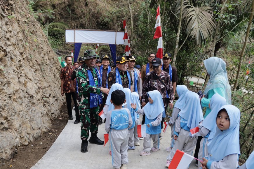 Sambutan Hangat Anak PAUD Warnai Penutupan TMMD Reguler ke-129 di Gumelem Kulon