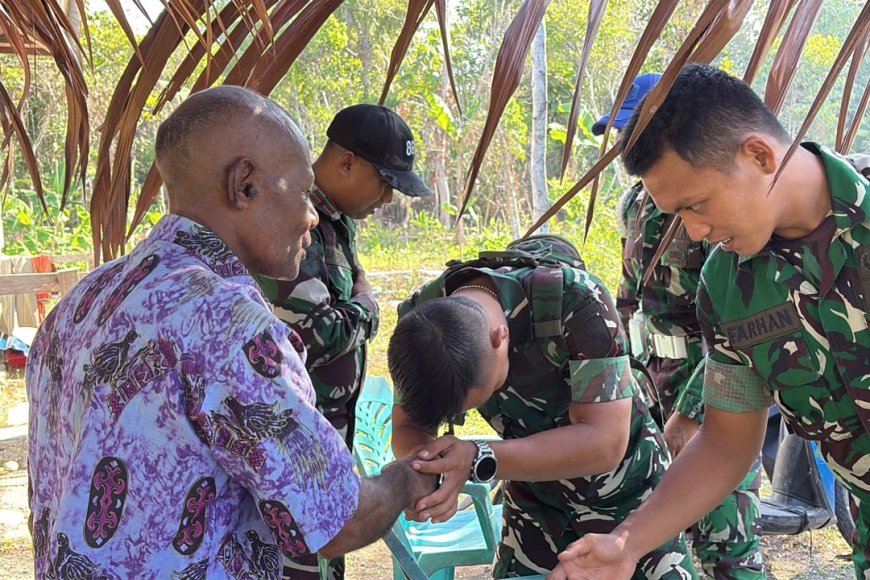 Jumat Berkah Yonif TP 860/NSK, Prajurit Bagikan Sembako Door to Door kepada Warga Waropen
