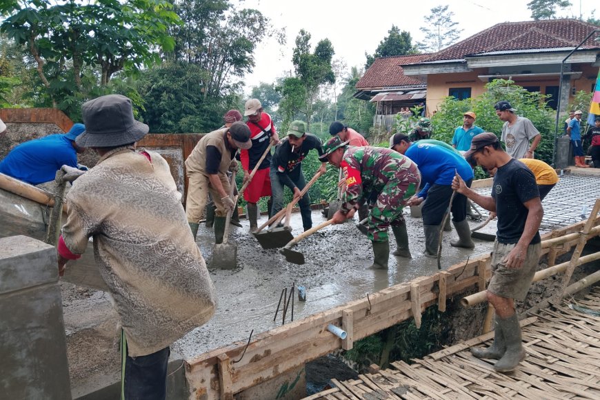 Jembatan Beton Sungai Mbawang Mulai Dicor Akses Warga Paweden Segera Terhubung