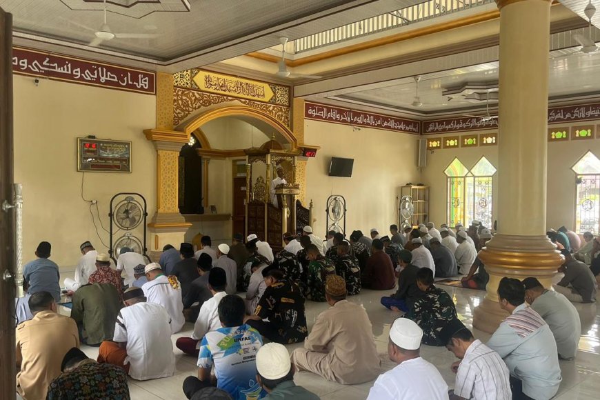 Prajurit Yonif TP 860/NSK Sholat Jumat Bersama Warga di Masjid At-Taqwa, Pererat Silaturahmi dan Kemanunggalan TNI-Rakyat