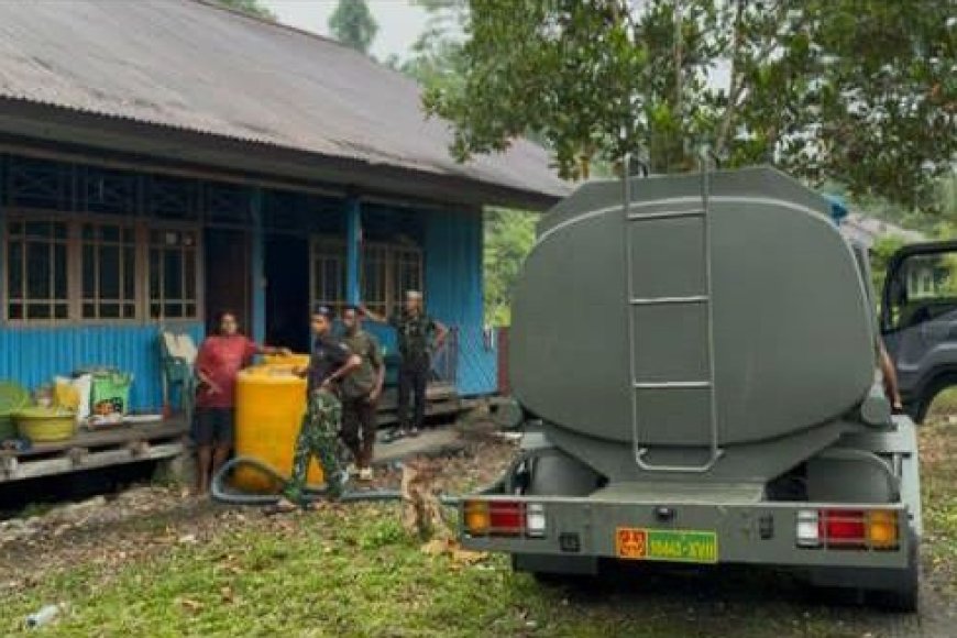 Warga Kampung Botawa Krisis Air Bersih, Prajurit Yonif TP 860/NSK Turun Langsung Antar Bantuan ke Rumah-Rumah