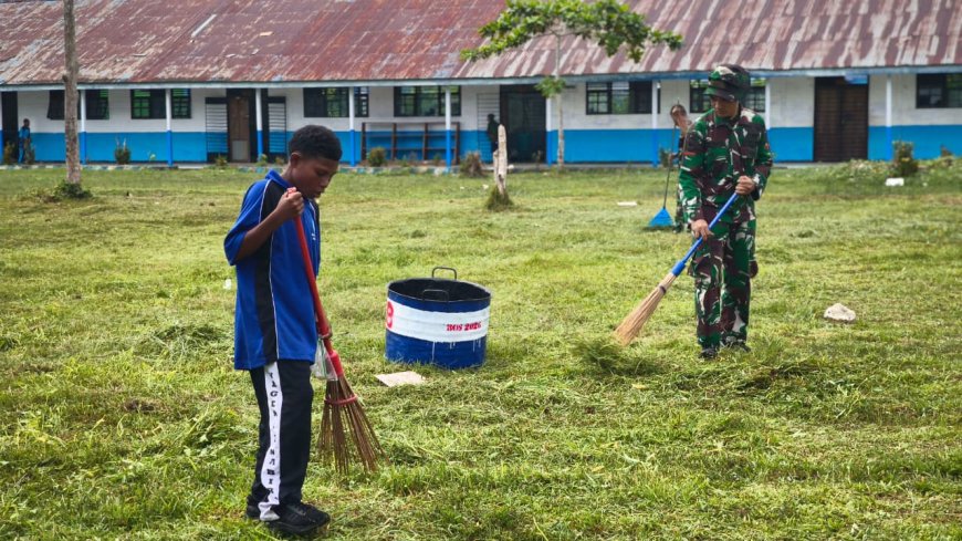 Yonif TP 804/DBAY Ajak Siswa-Siswi SMP Negeri 7 Nabire Laksanakan Karya Bakti Bersihkan Lingkungan Sekolah