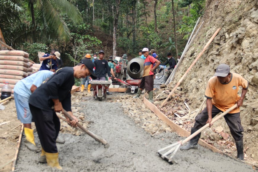Sunarto dan Warga Kompak Ratakan Adukan TMMD Reguler ke-129