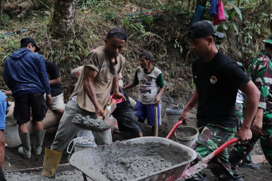 Angkong pun Harus Mengantre Sertu Simon Jaga Ritme Pengecoran TMMD