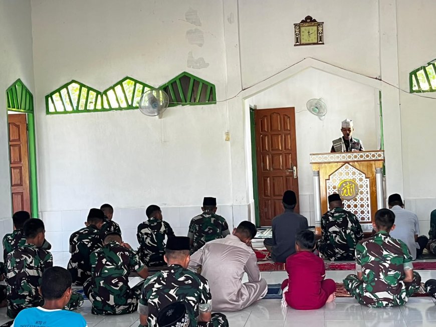 Prajurit Yonif TP 860/NSK Gelar Program BERSATU di Masjid Al Falah Waropen, Pererat Silaturahmi dengan Masyarakat