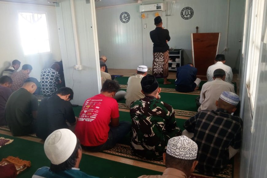Satgas TMMD ke-129 Kodim 1707/Merauke Laksanakan Sholat Jum'at Bersama Warga Kampung Wanam