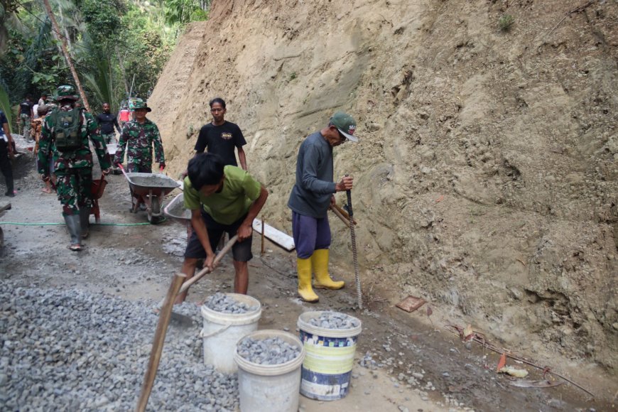 Bahagia Bisa Ambil Bagian Ember Berisi Split Jadi Wujud Gotong Royong TMMD
