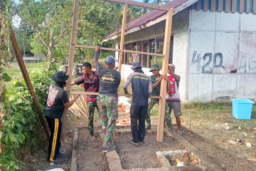 Wujudkan Sanitasi Yang Layak, Personel Satgas TMMD ke-129 Bangun MCK dan Sumur di Wanam