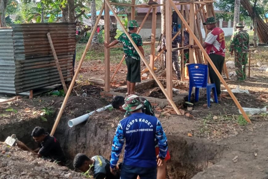 Gotong Royong TNI dan Warga Percepat Pembangunan Sumur dan MCK TMMD ke-129 di Wanam
