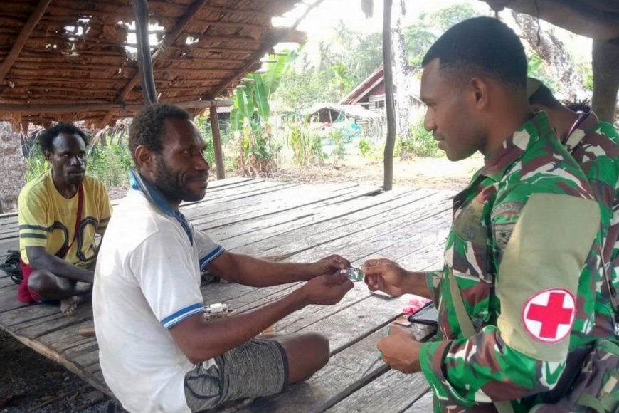 Wujud Kepedulian TNI, Satgas TMMD ke-129 Layani Pemeriksaan Kesehatan Masyarakat Wanam