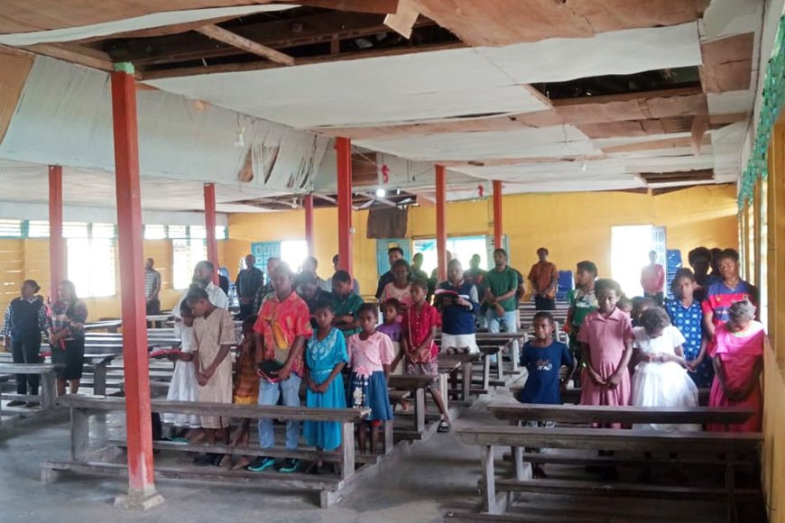 Tingkatkan Keimanan, Personel Satgas TMMD Ibadah Minggu di Gereja Santa Teresia Wanam
