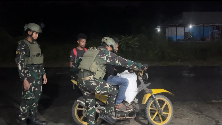 Patroli Malam Yonif TP 860/NSK Sisir Distrik Urei Faisei, Ciptakan Rasa Aman bagi Masyarakat Waropen