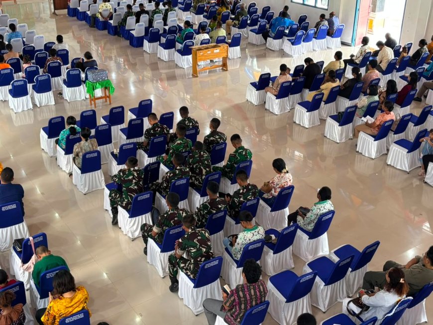 Perkuat Keimanan dan Kemanunggalan, Personel Yonif TP 860/NSK Ikuti Ibadah Minggu Bersama Jemaat di Waropen