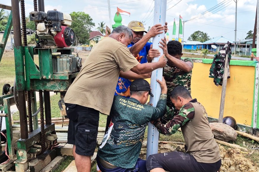 Gotong Royong TNI dan Warga, Bangun Sumur Bor Hadirkan Harapan Air Bersih Untuk Generasi Penerus