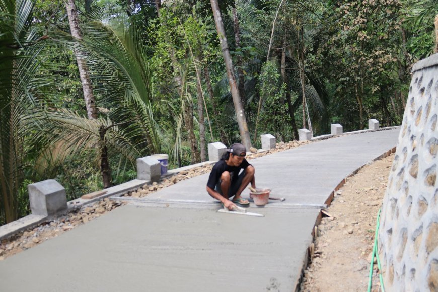 Merapikan Jalan Harapan Warga Gumelem Kulon