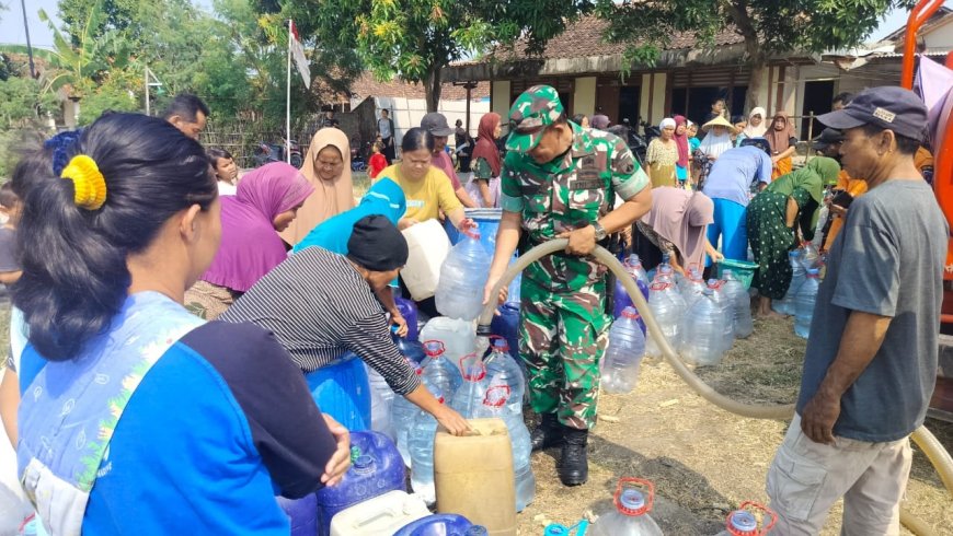 TNI Hadir di Tengah Kekeringan, Koramil 05/Suradadi Salurkan Air Bersih untuk Ratusan Warga Desa Harjasari