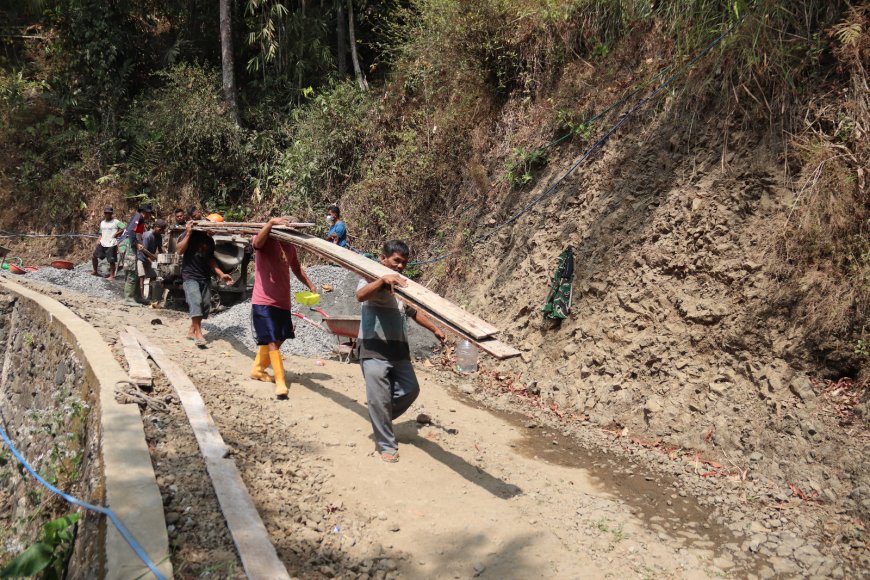 Papan di Pundak Kekompakan Warga Gumelem Kulon Menguatkan TMMD