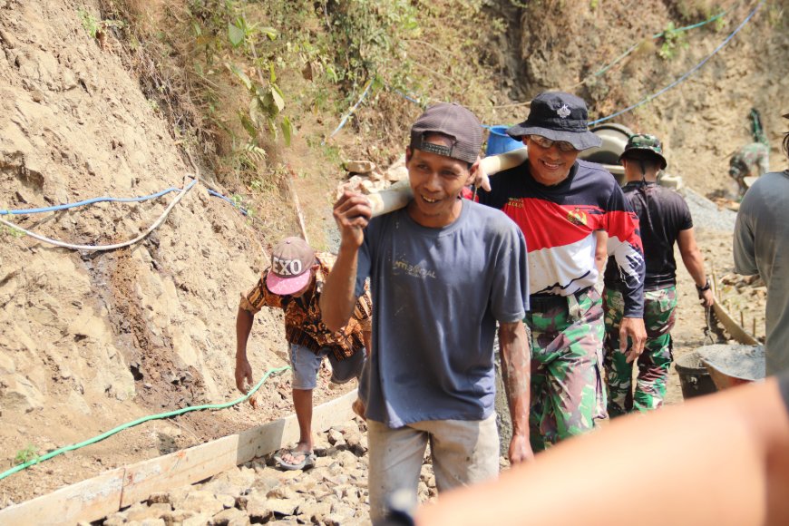 Pikulan Bambu Satukan Langkah Praka Ari dan Tono Antar Adukan Demi Jalan Desa
