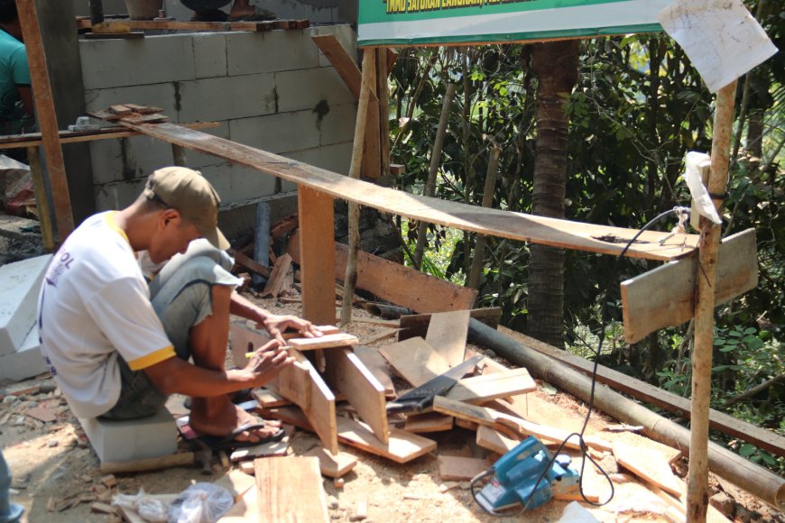 Tangan Terampil Tukang Bentuk Bekisting Plat Beton TMMD Siap Dicor