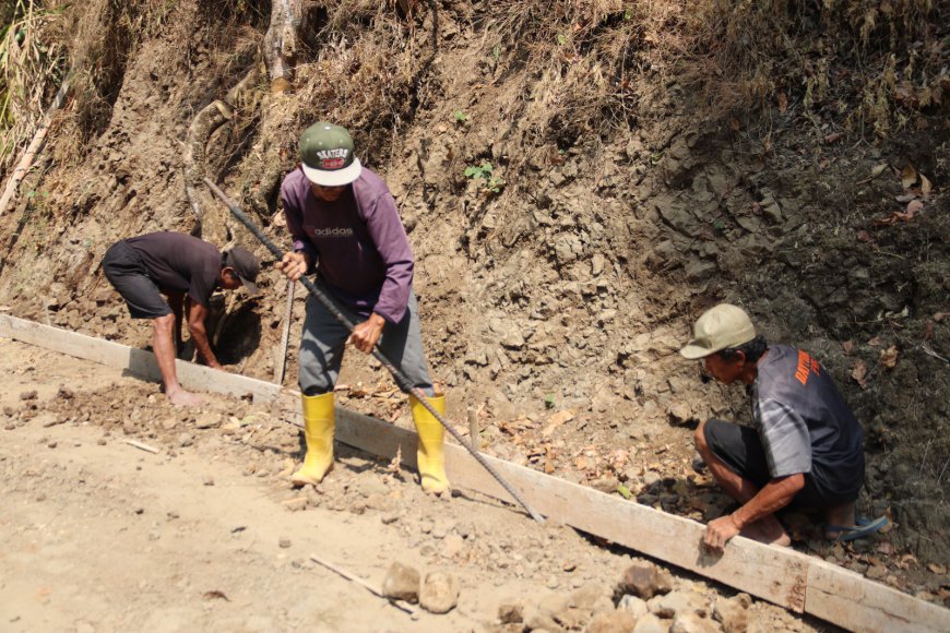 Perkuat Bekisting Pak Madrohim Pastikan Cor Beton TMMD Tetap Kokoh