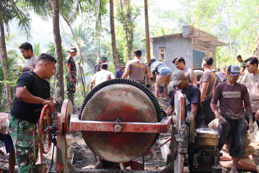 TNI Polri dan Warga Gumelem Kulon Bersatu Jalan Impian Terus Dibangun