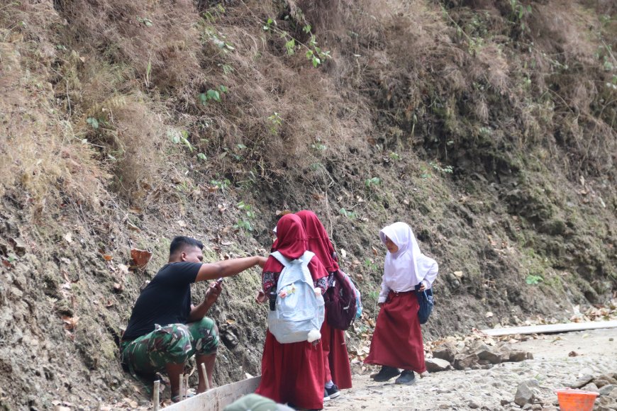 Dua Bocah Kembar Minta Salim Hangatkan Suasana TMMD Gumelem Kulon