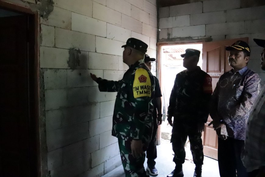 Dandim Nodelismen Hulu Dampingi Tim Wasev Saksikan Perubahan RTLH Pak Toid
