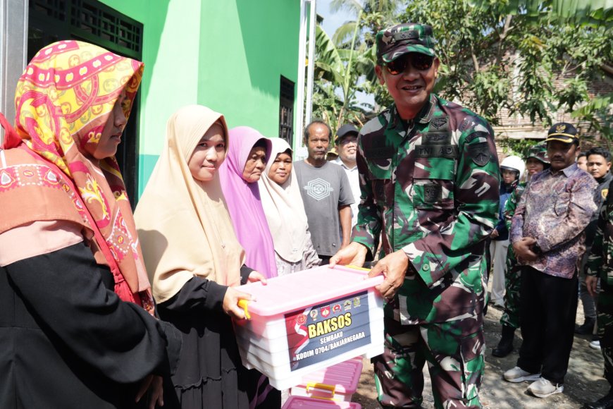 Bingkisan Sembako Jadi Tanda Kepedulian Tim Wasev dan Forkopimda Hangatkan Warga Gumelem Kulon