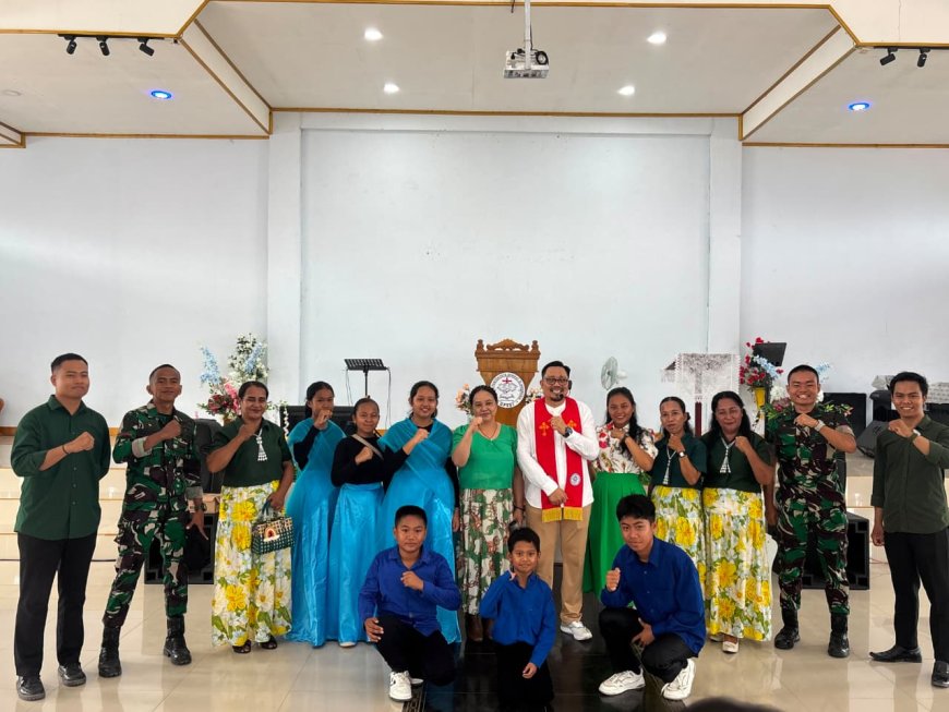 Rutinitas Akhir Pekan, Yonif TP 804/DBAY Berbagi dalam “Minggu Berkah” di Gereja Kristus Ajaib Kimi