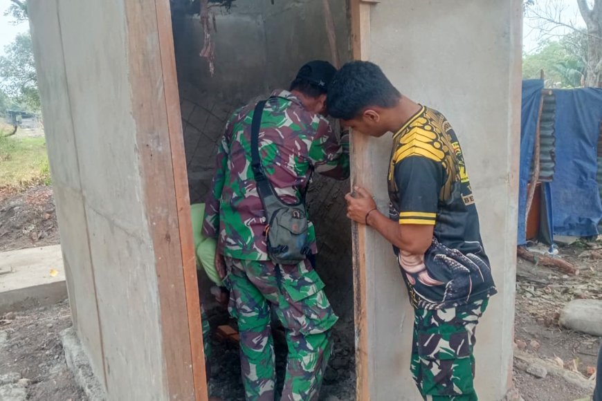 Plester Dinding MCK Dikebut, Satgas TMMD ke-129 Pastikan Program Pembangunan di Wanam Terus Berjalan