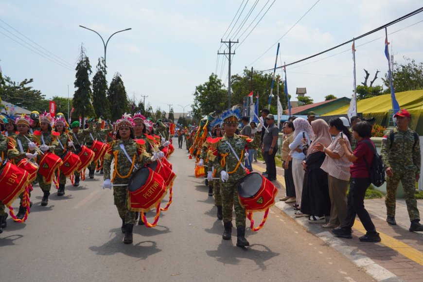Dentuman Marching Band Kodam XXIV/MT Meriahkan Karnaval Pembangunan HUT ke-81 RI di Merauke