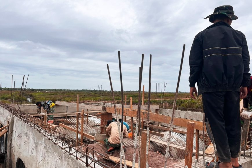 Semangat Gotong Royong, Prajurit TNI AD Bersama Masyarakat Bangun Jembatan Aramco di Merauke