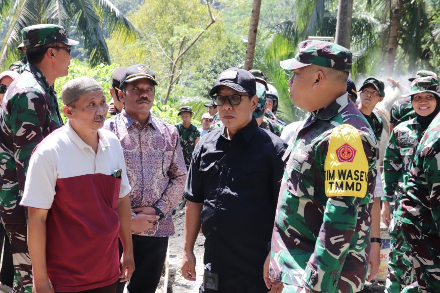 Dari Desa untuk Pendidikan Kades Gumelem Kulon Kenalkan Kepala SDN 6 kepada Tim Wasev TMMD