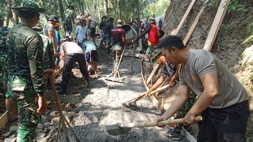 Bersatu di Atas Jalan Beton TNI Polri Pemerintah dan Warga Bangun Harapan di Gumelem Kulon