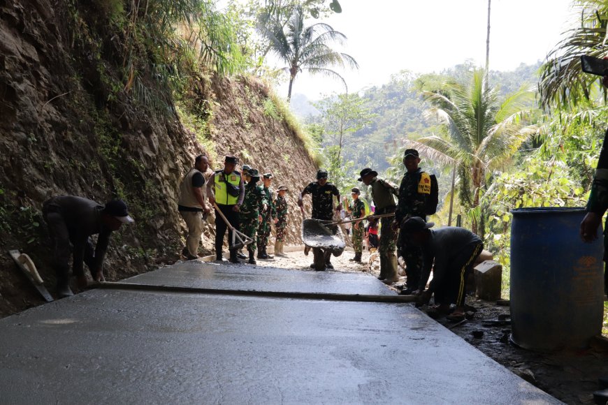Angkong Jadi Andalan Gotong Royong TNI dan Warga Tak Kenal Lelah di Gumelem Kulon