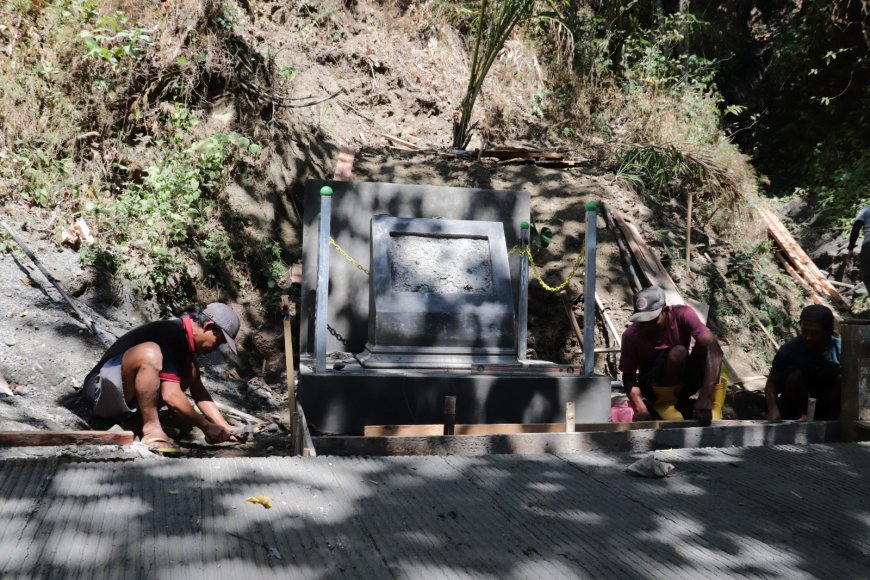 Tugu Prasasti Mulai Menjulang Menjadi Penanda Sejarah TMMD di Gumelem Kulon