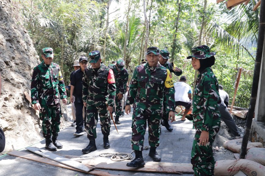 Melihat dari Dekat Jalan Harapan Warga Tim Wasev Tinjau Rabat Beton TMMD di Gumelem Kulon