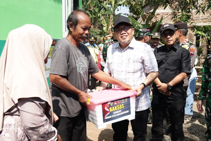 Bingkisan Sembako Jadi Simbol Kepedulian Tim Wasev untuk Warga Gumelem Kulon