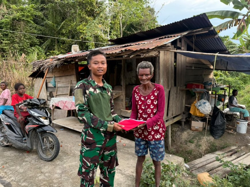 Mempererat Tali Persaudaraan di Ujung Timur Nusantara, Yonif TP 809/NTM Bagikan Bendera Merah Putih untuk Warga Sarmi