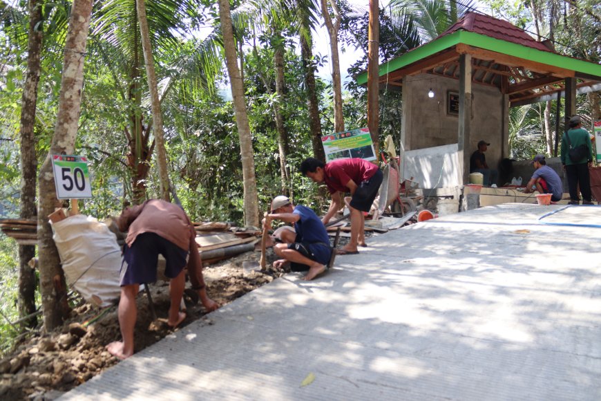 Pembereman Rabat Beton Tahap Akhir Satgas TMMD Sempurnakan Jalan Warga Gumelem Kulon