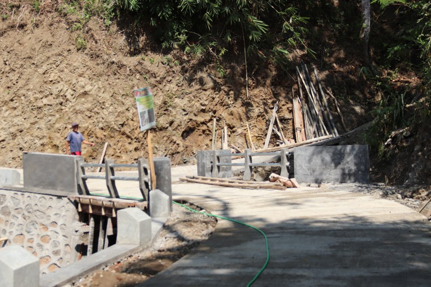 Tinggal Pengecatan Enam Plat Beton TMMD Gumelem Kulon Hampir Sempurna