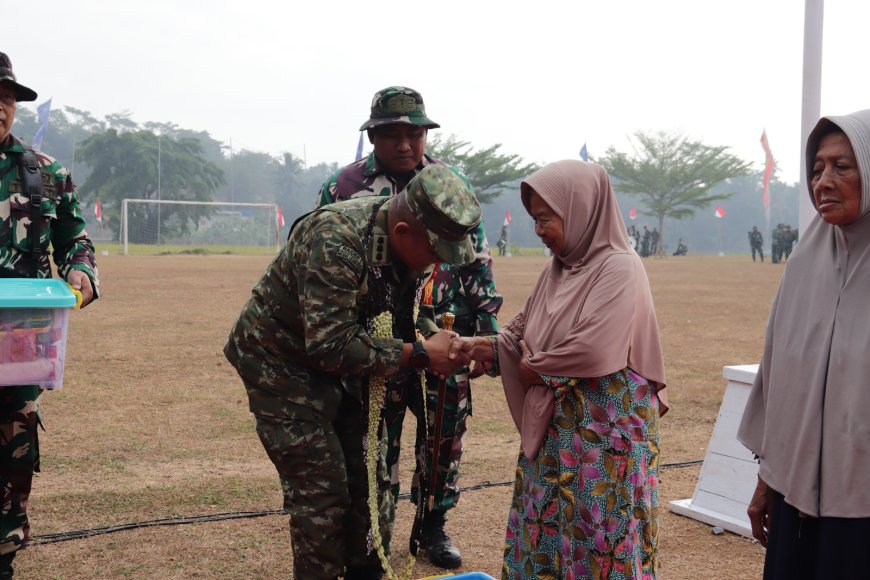 Danrem 071 Wijayakusuma Berikan Bingkisan Sembako Lengkapi Kesan Humanis Penutupan TMMD ke-129