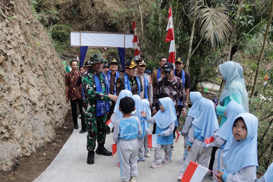 Sambutan Hangat Anak PAUD Warnai Penutupan TMMD Reguler ke-129 di Gumelem Kulon