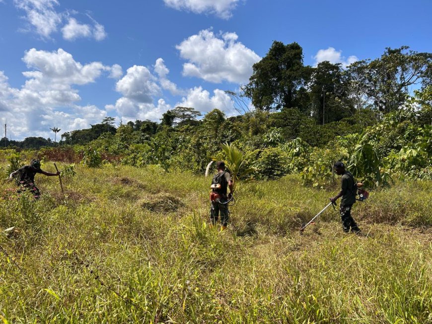 Karya Bakti Yonif TP 860/NSK di Kampung Botawa, Wujud Nyata Kepedulian TNI terhadap Kebersihan Lingkungan
