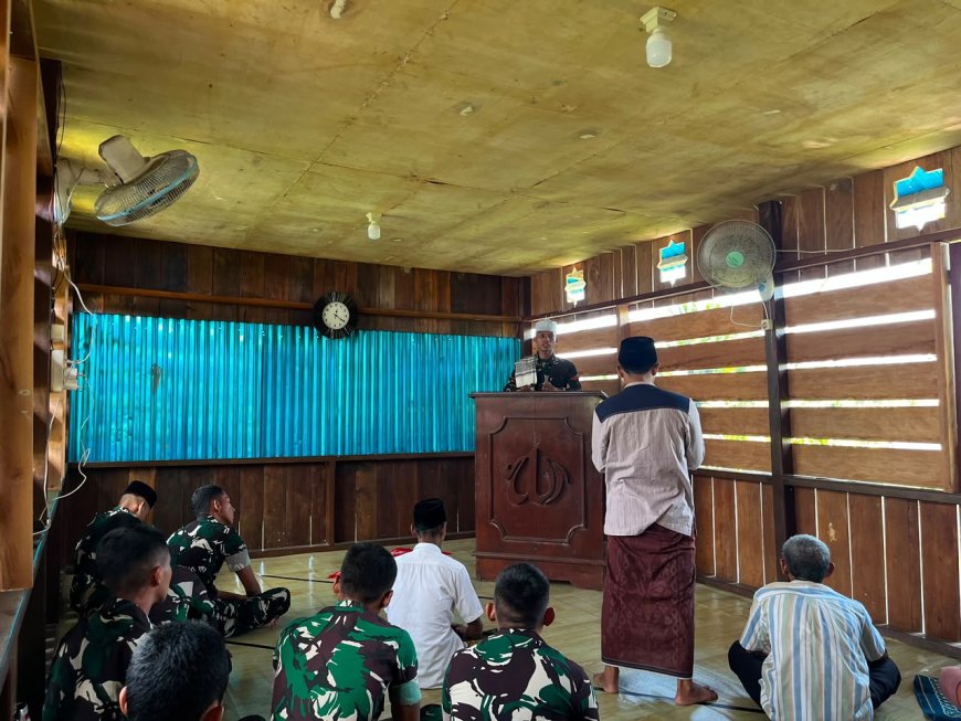 Personel Yonif TP 860/NSK Sholat Jumat Bersama Warga di Masjid Thorisul Huda SP 6, Pererat Silaturahmi