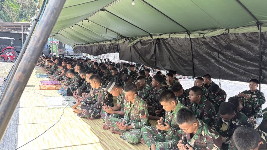 Sholat Jumat dan Syukuran HUT RI ke-81, Prajurit Yonif TP 860/NSK Perkuat Iman dan Nasionalisme