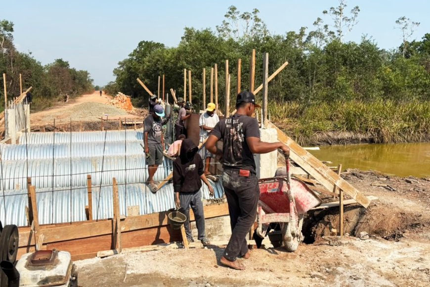 TNI dan Masyarakat Kompak Bangun Jembatan Aramco di Kurik Merauke