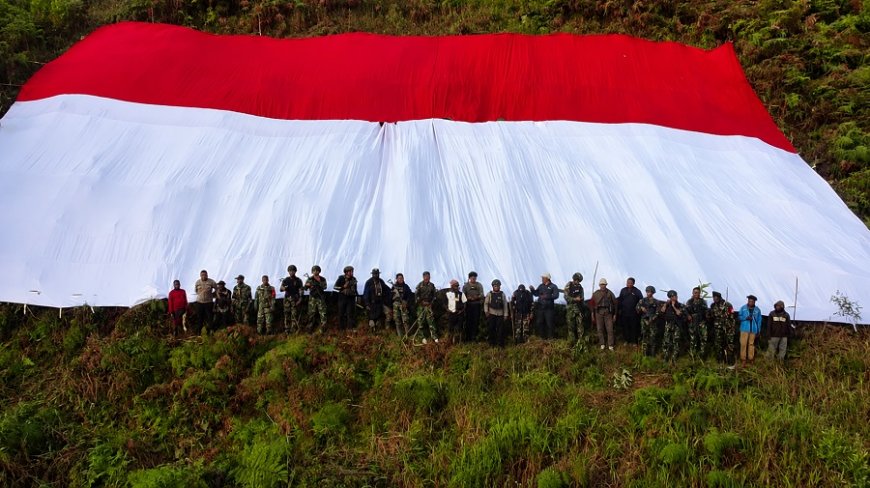 Momen Kemerdekaan! Bendera Merah Putih Raksasa Dibentangkan di Dua Distrik Kabupaten Tolikara