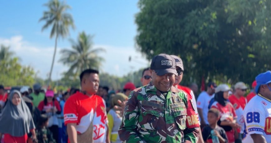 Pererat Kebersamaan, Yonif TP 809/NTM Bersama Forkopimda dan Warga Sarmi Gelar Jalan Sehat Sambut HUT RI ke-81